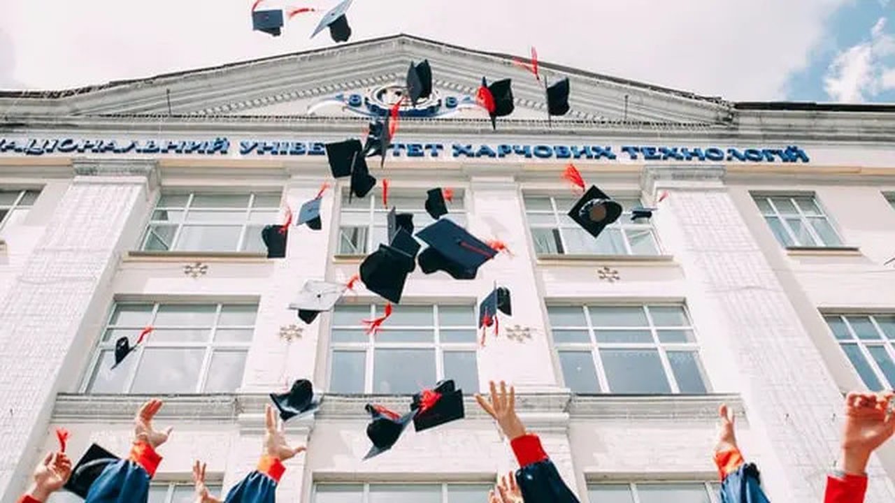 Ilustrasi Wisuda (Photo by Vasily Koloda on Unsplash)
