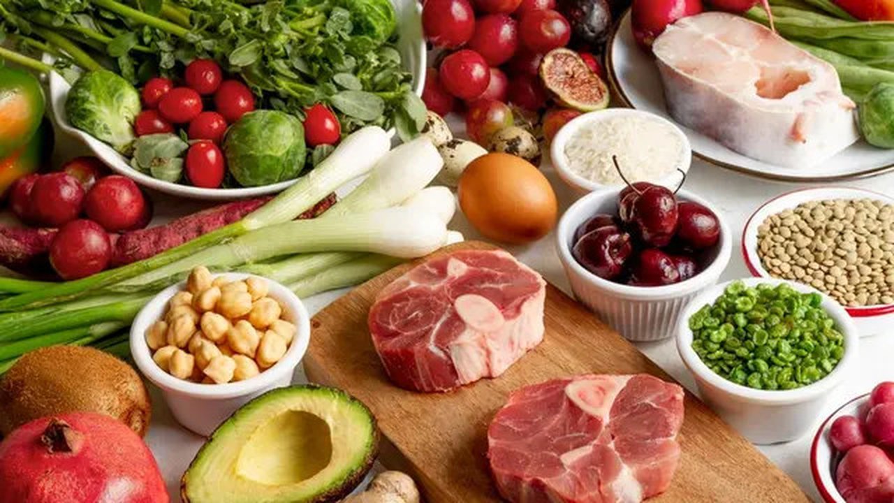 Bahan makanan berupa sayur, buah, dan daging (Foto Dok: Freepik/freepik).