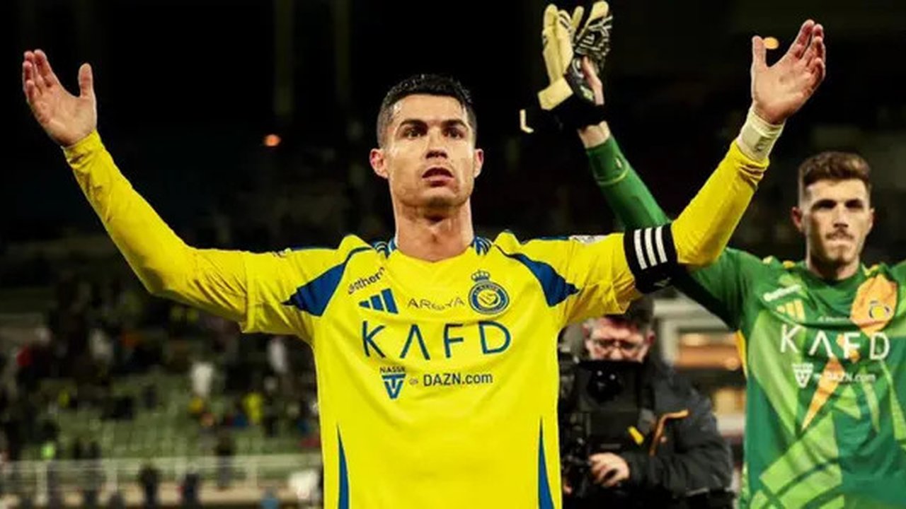Cristiano Ronaldo, selebrasi setelah mencetak gol buat Al Nassr melawan Al Raed di King Abdullah Sport City Stadium, Jumat dini hari WIB. Al Nassr menang 2-1. (31-1-2025). (Bola.com/X Al N