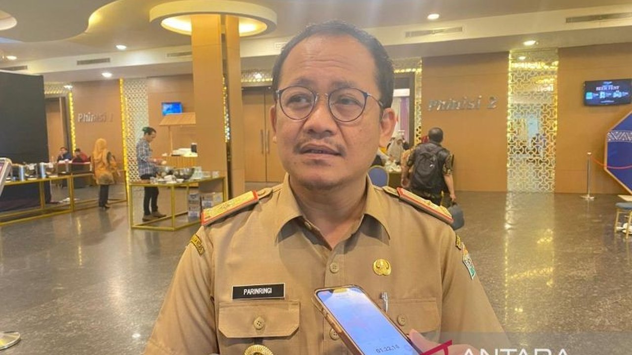 Penjabat Wali Kota Kendari menginvestigasi kasus pengeroyokan pemuda oleh anggota Satpol PP yang videonya viral di media sosial, dan menyerahkan kasus pemukulannya ke aparat penegak hukum.