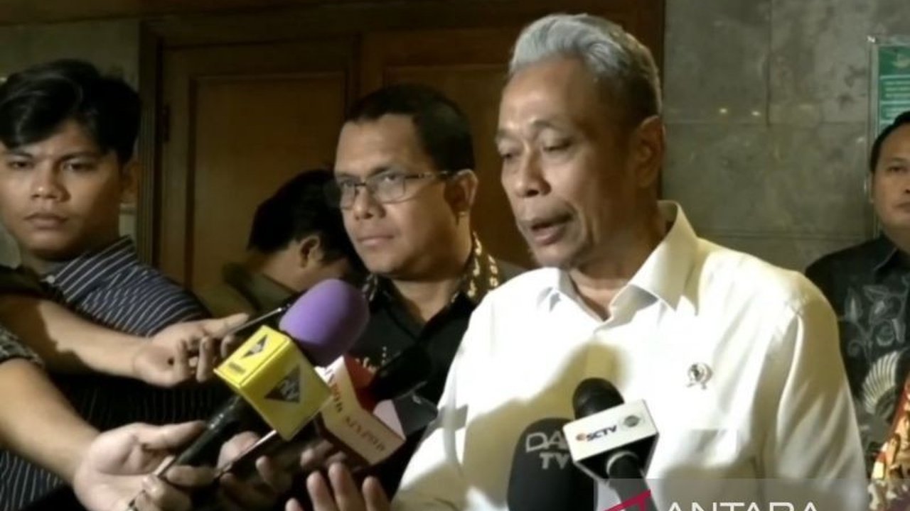 Wakil Menteri Sosial Agus Jabo menegaskan lansia dan penyandang disabilitas tetap menjadi prioritas penerima bantuan sosial Kemensos, meskipun cakupan bantuan masih terbatas dan perlu pembahasan lebih lanjut terkait BLT.