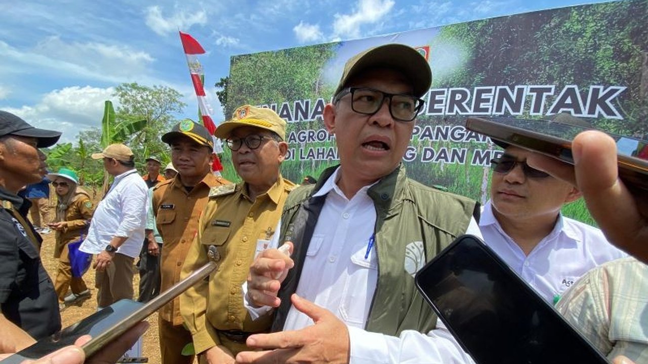 Desa Asam Randah, Tapin, Kalimantan Selatan, menjadi lokasi penanaman serentak agroforestri pangan padi lahan kering, sebagai upaya pemerintah memperkuat ketahanan pangan nasional dan meningkatkan kesejahteraan masyarakat.