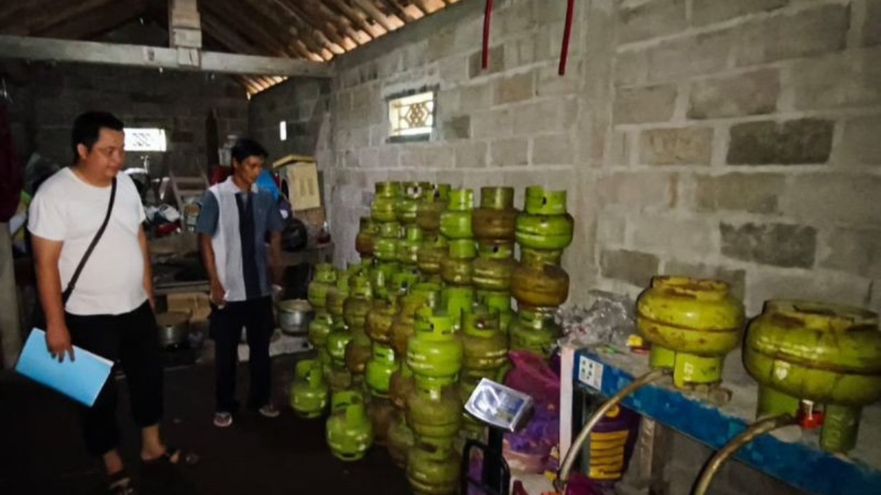 Polda Jateng mengungkap praktik ilegal pengisian tabung LPG 3kg ke tabung 12kg di Purworejo, Jawa Tengah, dengan tersangka ERE (23) dan barang bukti ratusan tabung LPG serta regulator modifikasi.
