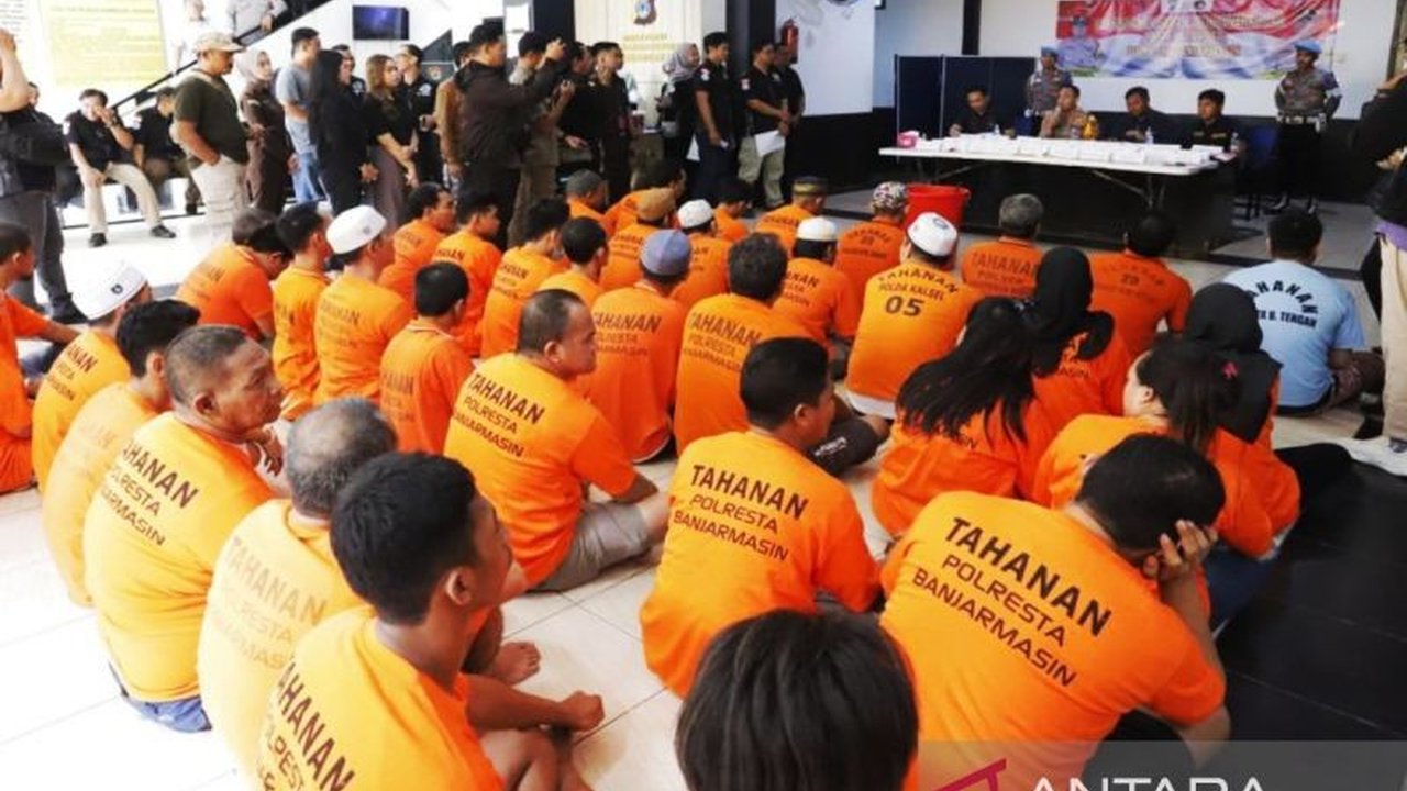 Polresta Banjarmasin memusnahkan barang bukti narkoba senilai Rp1,5 miliar, berupa 987,51 gram sabu dan 123,5 butir ekstasi, serta menangkap 42 tersangka dari 34 laporan polisi.