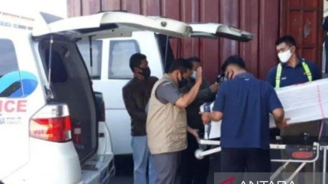 Pemerintah Kabupaten Pamekasan membantu pemulangan 20 jenazah Pekerja Migran Indonesia (PMI) yang meninggal di Malaysia dan Arab Saudi pada tahun 2024, menurun dibandingkan tahun sebelumnya.