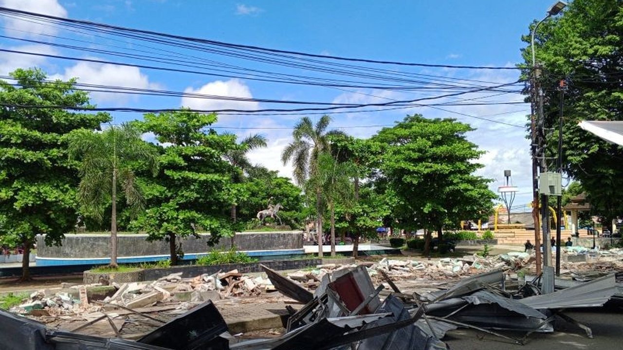 Pemkot Serang akan segera revitalisasi Taman Sari pasca-pembongkaran kios liar, bertujuan untuk mengembalikan fungsi sebagai ruang terbuka hijau yang ramah anak dan disabilitas serta meningkatkan perekonomian warga.