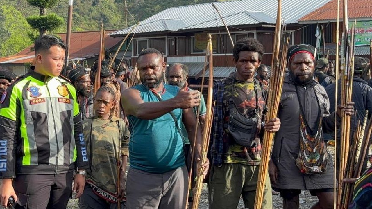 Bentrokan Pilkada Puncak Jaya: Satu Tewas, Puluhan Luka, Rumah Terbakar