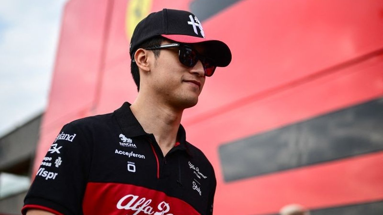 Pembalap Formula 1 asal China, Zhou Guanyu, resmi ditunjuk sebagai pembalap cadangan Ferrari untuk musim 2025, berduet dengan Antonio Giovinazzi.
