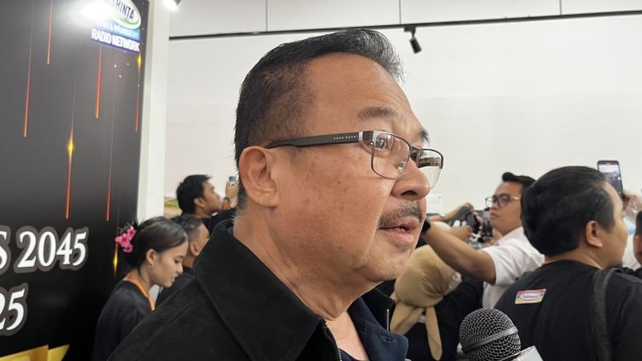 Pakar ekonomi Rhenald Kasali meminta pemerintah bijak dalam efisiensi anggaran, fokus memangkas 'lemak' bukan 'otot' dan 'tulang' instansi, agar program prioritas tetap berjalan efektif.