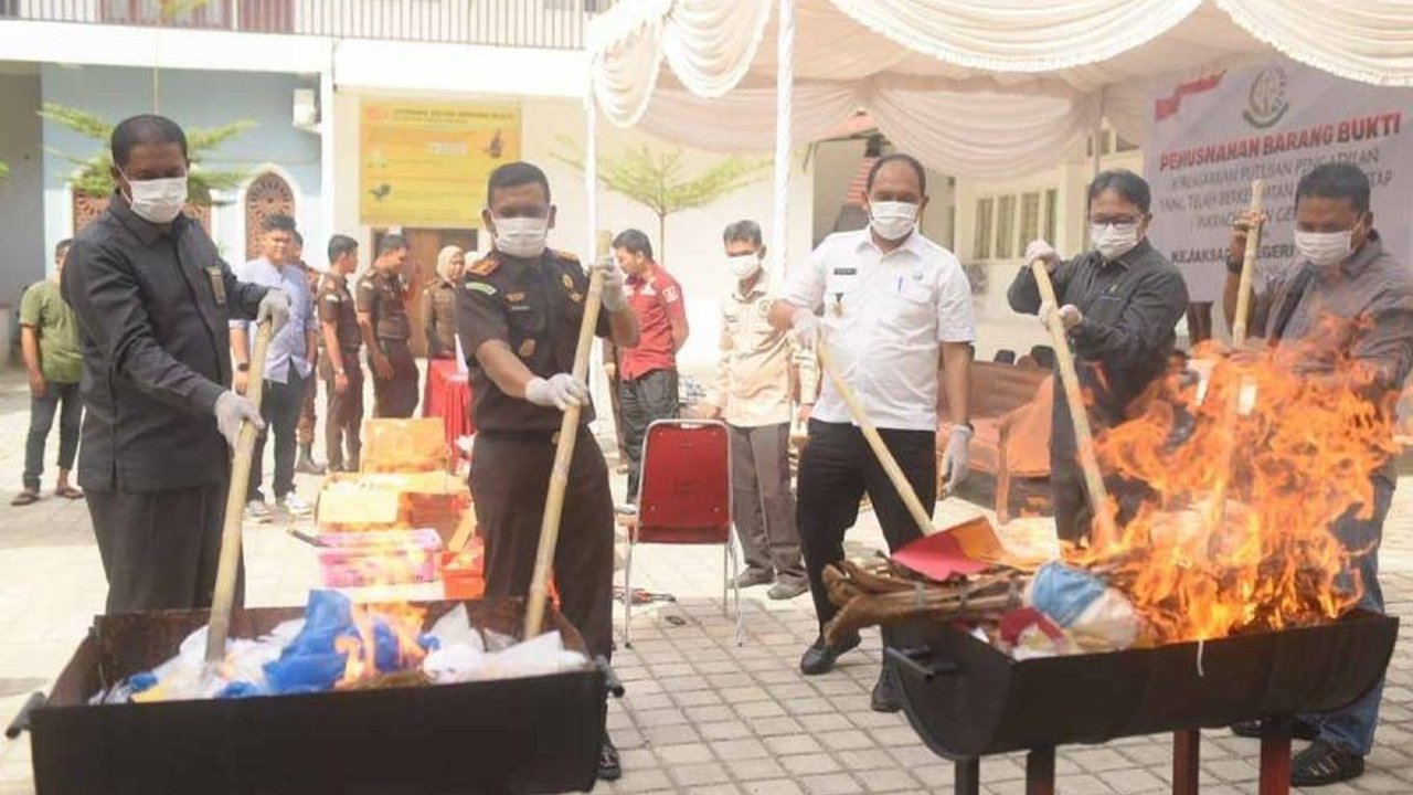 Kejari Bireuen memusnahkan 6,1 kg sabu dari 70 perkara dan barang bukti lain seperti ganja, pil terlarang, dan alat-alat terkait, memastikan prosesnya transparan dan akuntabel.