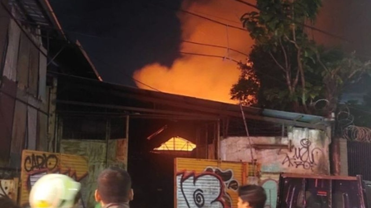 Kebakaran di Kedoya Utara, Kebon Jeruk, Jakarta Barat, Rabu dini hari, mengakibatkan kerugian Rp700 juta dan 62 jiwa kehilangan tempat tinggal.