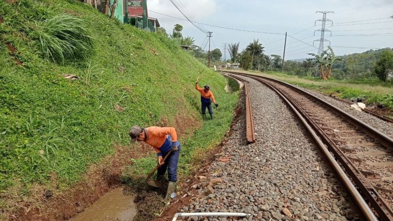 PT KAI Daop 2 Bandung melakukan berbagai langkah antisipasi cuaca ekstrem, termasuk perawatan geometri rel, normalisasi saluran air, dan penambahan petugas pemeriksa jalur, untuk memastikan keselamatan perjalanan kereta api.