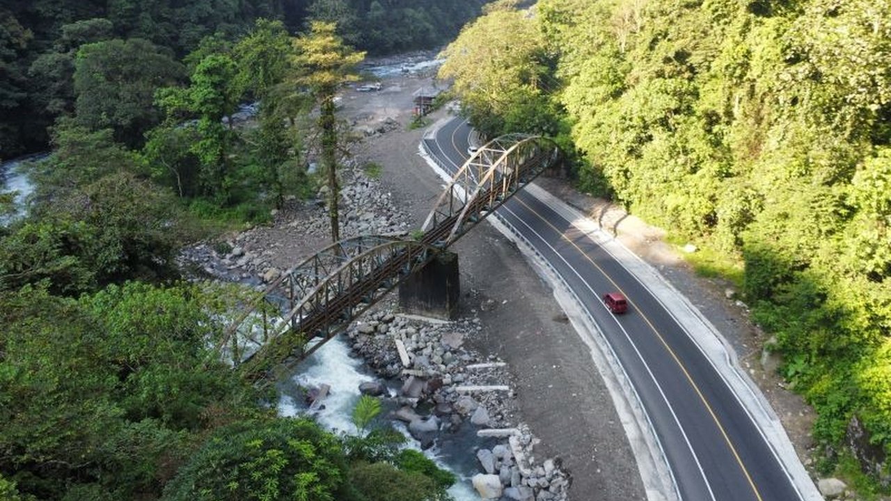 Dinas Bina Marga Sumbar ungkap kemantapan jalan provinsi baru 70,51 persen, jauh di bawah jalan nasional (94 persen), dan butuh anggaran besar untuk peningkatan.