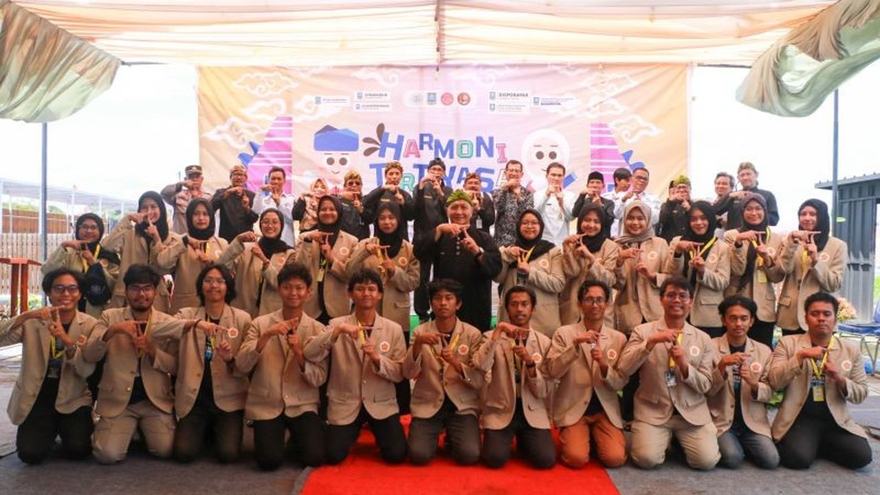 Pemerintah Kabupaten Serang berkolaborasi dengan mahasiswa UGM menggelar Festival Harmoni untuk mempromosikan budaya lokal seperti silat kaserangan dan tari ringkang jawari, serta meningkatkan perekonomian masyarakat.