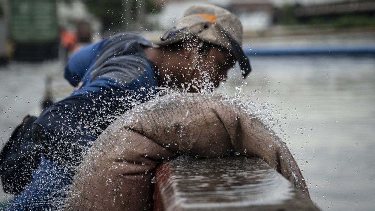 Dinas SDA DKI Jakarta menyatakan 38 dari 52 polder yang ada belum berfungsi optimal dalam mengatasi banjir, dengan target pembangunan 70 polder baru rampung pada tahun 2045.