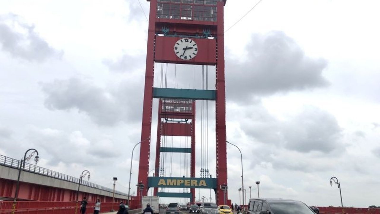 Pemerintah Sumatera Selatan optimistis jumlah wisatawan nusantara akan meningkat 10 persen pada tahun 2025, ditopang oleh peningkatan kunjungan wisata religi dan kuliner serta rencana pengaktifan kembali status internasional Bandara Sultan Mahmud Badarudd