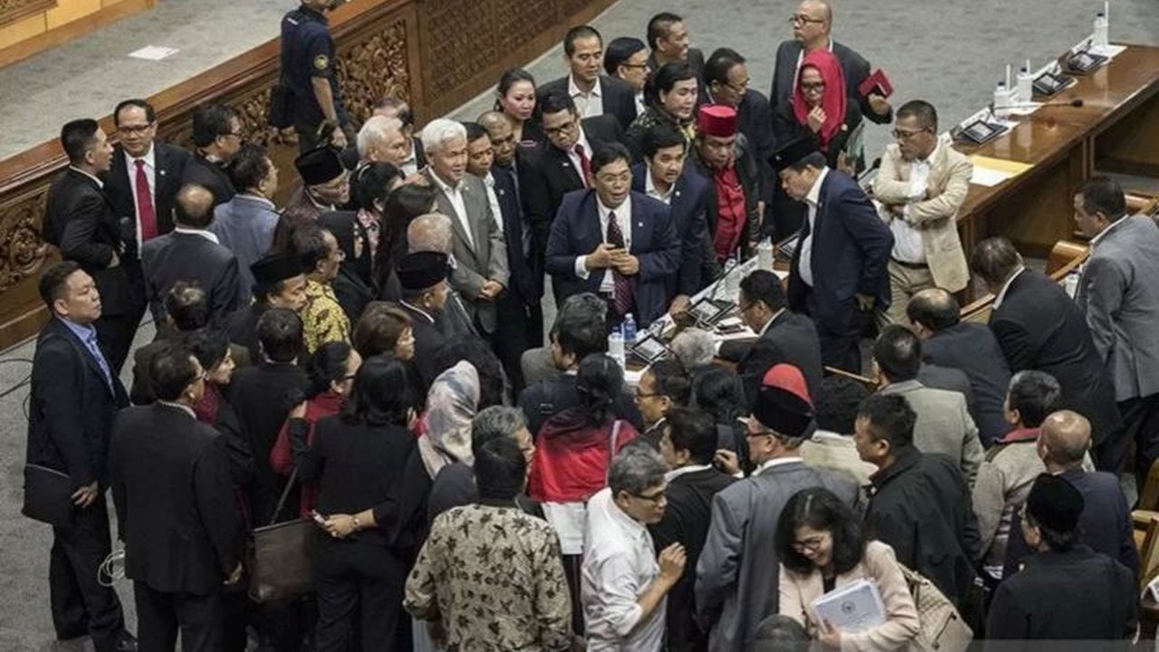 Pakar Politik UGM, Alfath Bagus Panuntun, menilai ambang batas parlemen 4 persen penting untuk menjaga stabilitas pemerintahan dan efektivitas DPR, meskipun ada peluang dibatalkan MK.