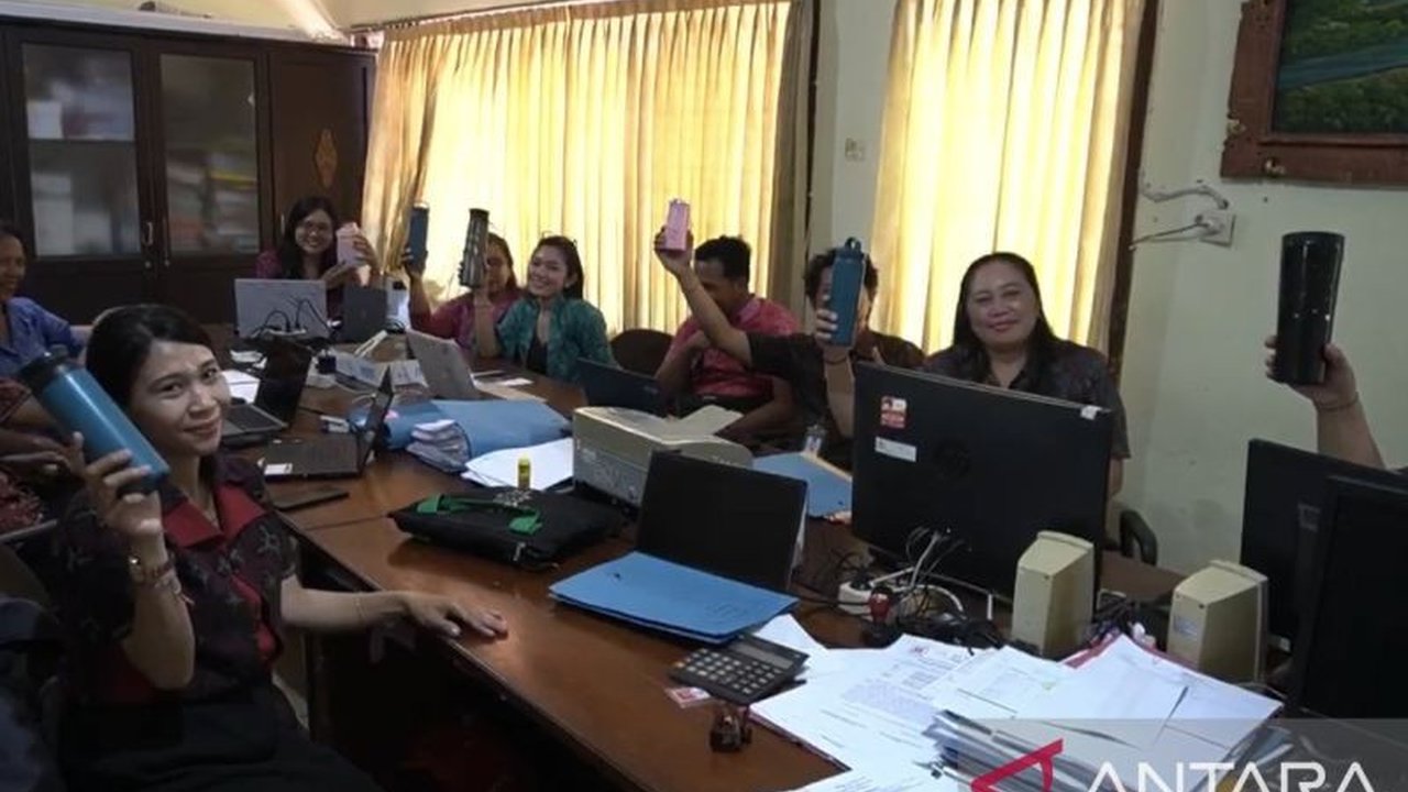 Sekretaris Daerah Bali, Dewa Made Indra, melakukan sidak ke kantor-kantor OPD untuk memastikan seluruh pegawai menggunakan tumbler guna mengurangi sampah plastik, sesuai Surat Edaran Nomor 2 Tahun 2025.
