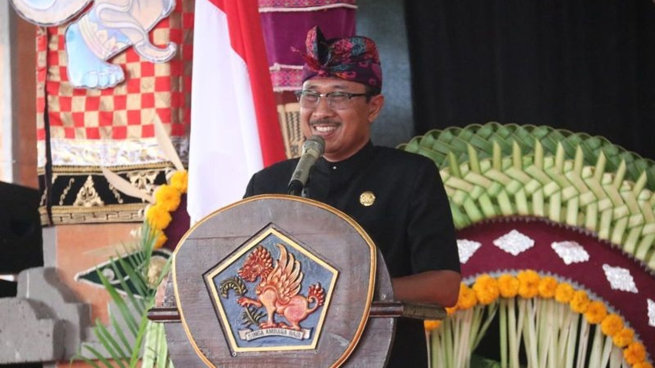 Pemkab Buleleng meminta ASN menjadi pelopor gerakan peduli lingkungan dengan mengurangi penggunaan plastik sekali pakai, mengikuti aturan Pergub Bali Nomor 97 Tahun 2018 dan surat edaran Pemkab Buleleng.