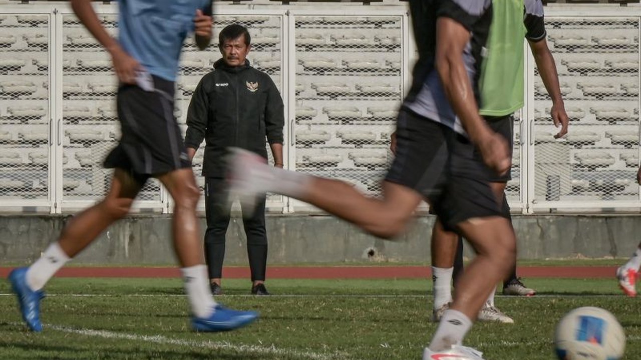 Pelatih Timnas U-20 Indonesia, Indra Sjafri, bangga dengan debut tiga pemain muda, Fava Shefa, Evandra Florasta, dan Aulia Rahman, di skuad Piala Asia U-20 2025, sekaligus menandakan peningkatan pembinaan usia muda di klub-klub Indonesia.