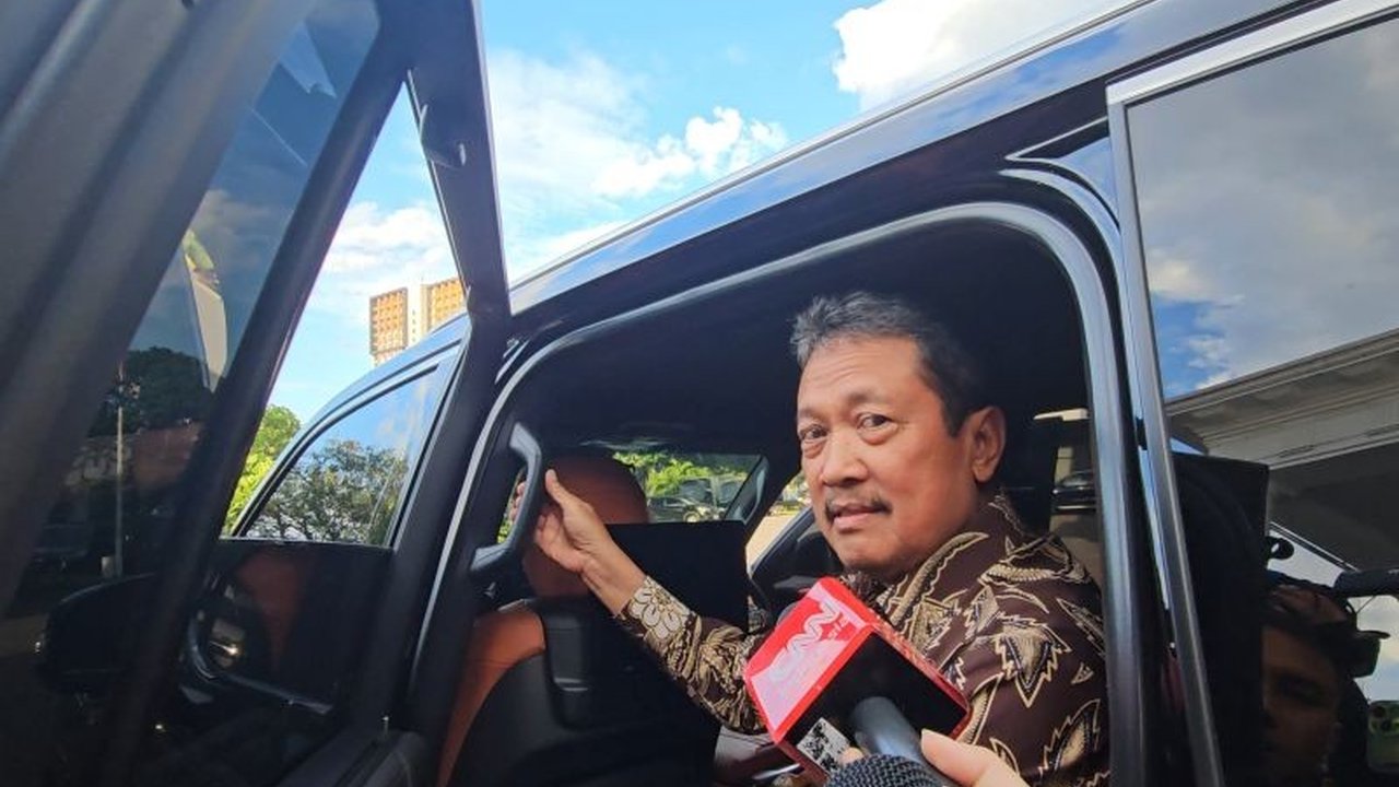 Presiden Prabowo Subianto dan Menteri KKP Sakti Wahyu Trenggono membahas kesiapan stok garam nasional menjelang Ramadhan dan Lebaran 2025, memastikan ketersediaan dan stabilitas harga bahan pokok.