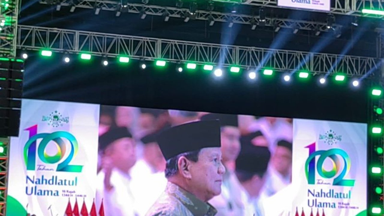 Ribuan peserta dan pejabat negara, termasuk Erick Thohir dan Komeng, hadir meriahkan puncak peringatan Harlah ke-102 Nahdlatul Ulama di Istora Senayan, Jakarta.