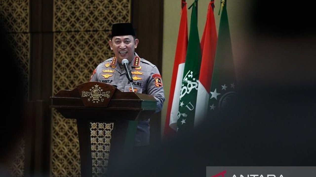 Kapolri Jenderal Listyo Sigit Prabowo meminta orang tua aktif memantau HP anak untuk mencegah keterlibatan mereka dalam judi online yang kini telah merambah berbagai kalangan dan menyebabkan kerugian ekonomi negara hingga ratusan triliun rupiah.