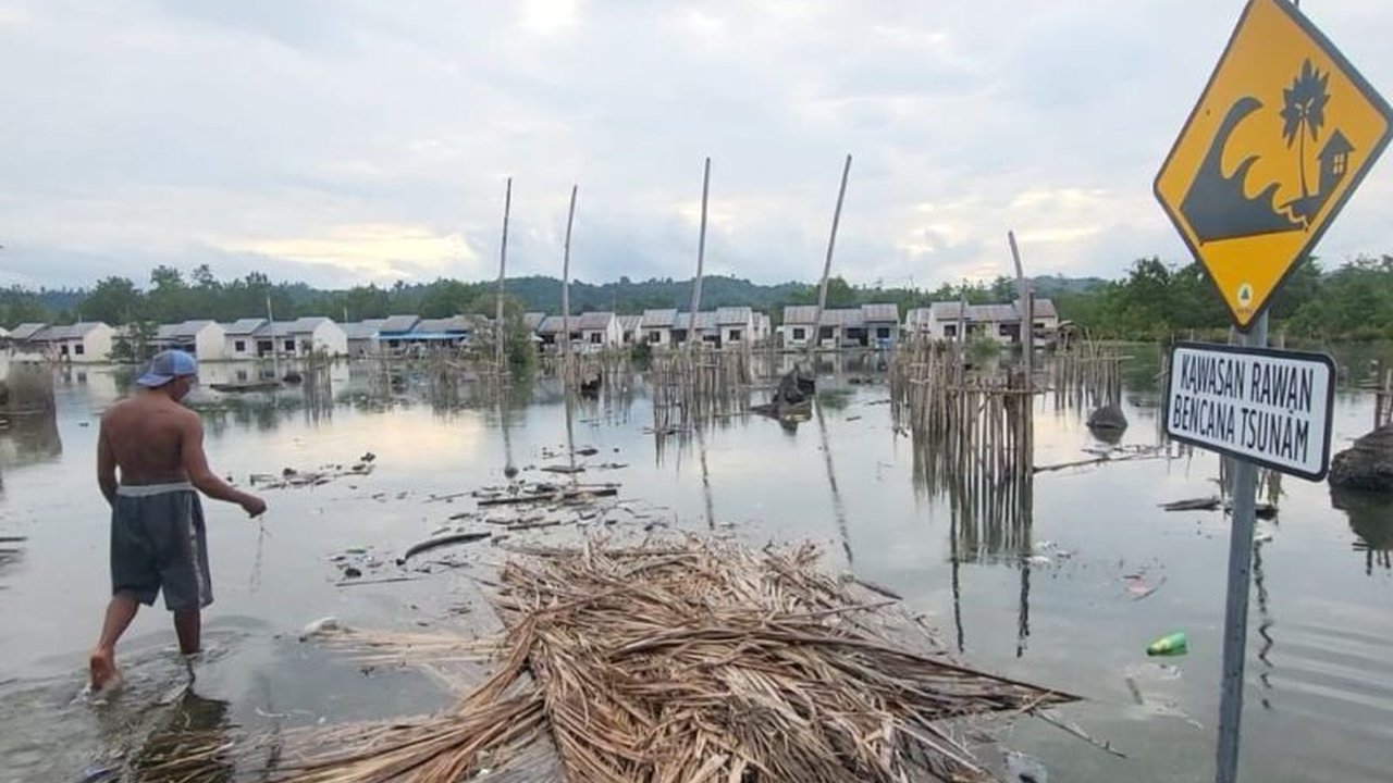 BPBD Parigi Moutong berkoordinasi dengan BWSS III untuk mengatasi banjir rob yang berulang di Desa Sausu Piore, akibat jebolnya tanggul di muara sungai.