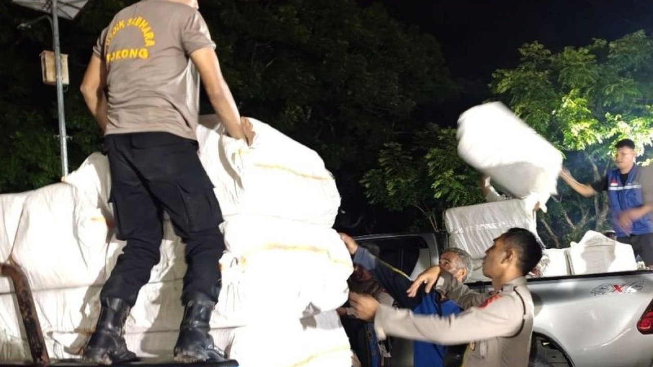 Sebanyak 1.032 warga Desa Tablolong, Kabupaten Kupang, NTT, terdampak rob pada Selasa (4/1) dan telah dievakuasi oleh Tim Siaga Bencana Polda NTT, yang juga mengevakuasi perahu nelayan serta mendirikan tenda pengungsian.