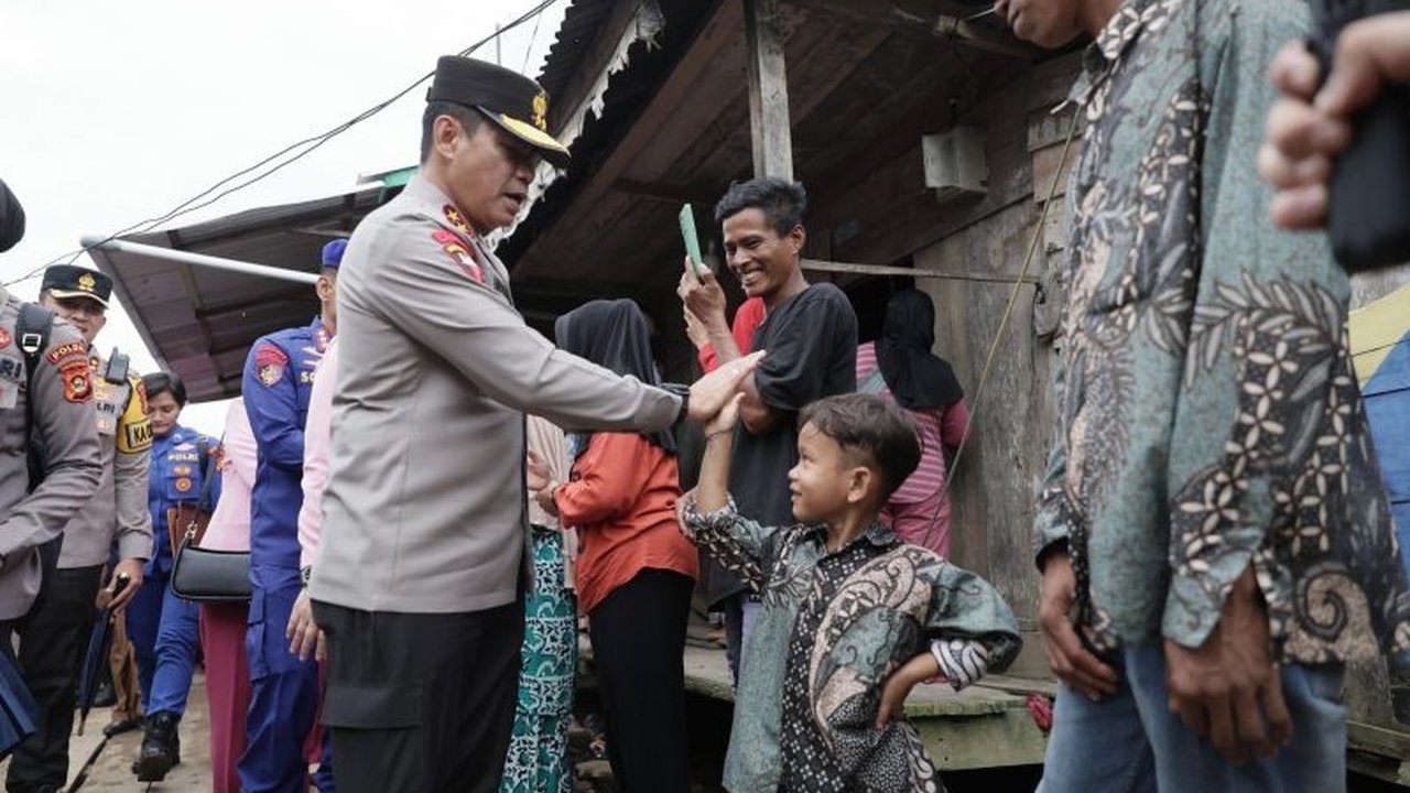 Kepolisian Daerah Sumatera Selatan (Polda Sumsel) menyalurkan 200 unit panel PLTS dan bantuan lain ke Desa Teluk Payo, Banyuasin, yang masih kekurangan akses listrik dan hanya bisa diakses lewat laut.