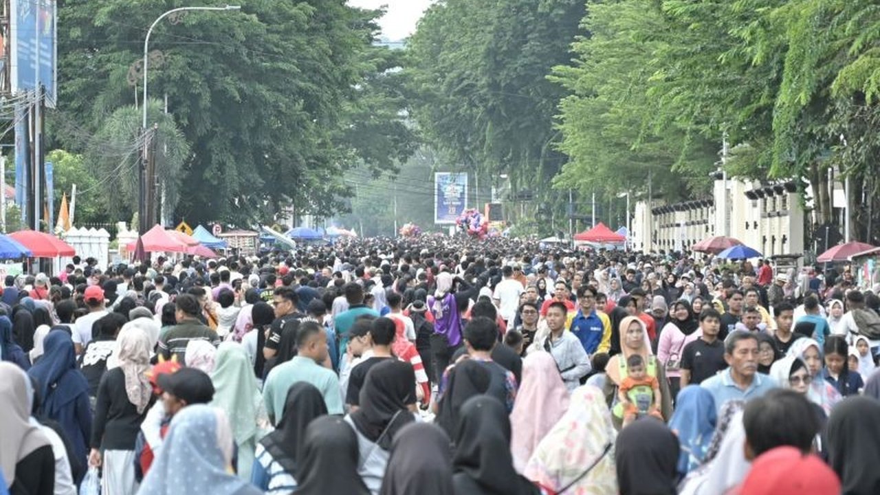 Car Free Day (CFD) di Padang, Sumatera Barat, tak hanya menjadi tempat berolahraga, tetapi juga menjadi sarana efektif perluasan pasar bagi UMKM lokal, dengan jumlah pengunjung yang terus meningkat setiap minggunya.