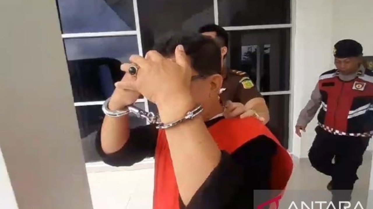 Kejari Ogan Ilir menetapkan mantan Kepala Dinas PUPR, JE, dan penyedia jasa, AI, sebagai tersangka korupsi proyek peningkatan jalan Kuang Dalam-Beringin Dalam tahun 2019 senilai Rp2 miliar, mengakibatkan kerugian negara Rp894 juta.