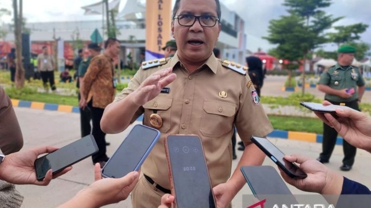 Wali Kota Makassar, Moh Ramdhan Pomanto, turun tangan menangani kasus ribuan siswa SMP negeri yang tak terdaftar di Data Pokok Pendidikan (Dapodik), diduga akibat penerimaan siswa baru yang ilegal.