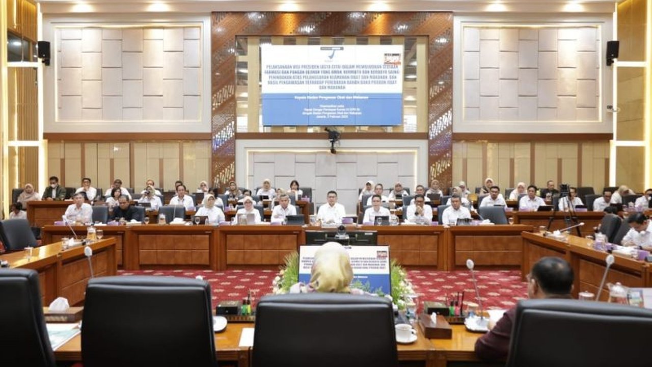 Komisi IX DPR RI mendesak BPOM untuk menertibkan influencer skincare yang memberikan informasi menyesatkan dan menyiapkan regulasi baru untuk melindungi konsumen dari klaim berlebihan produk.