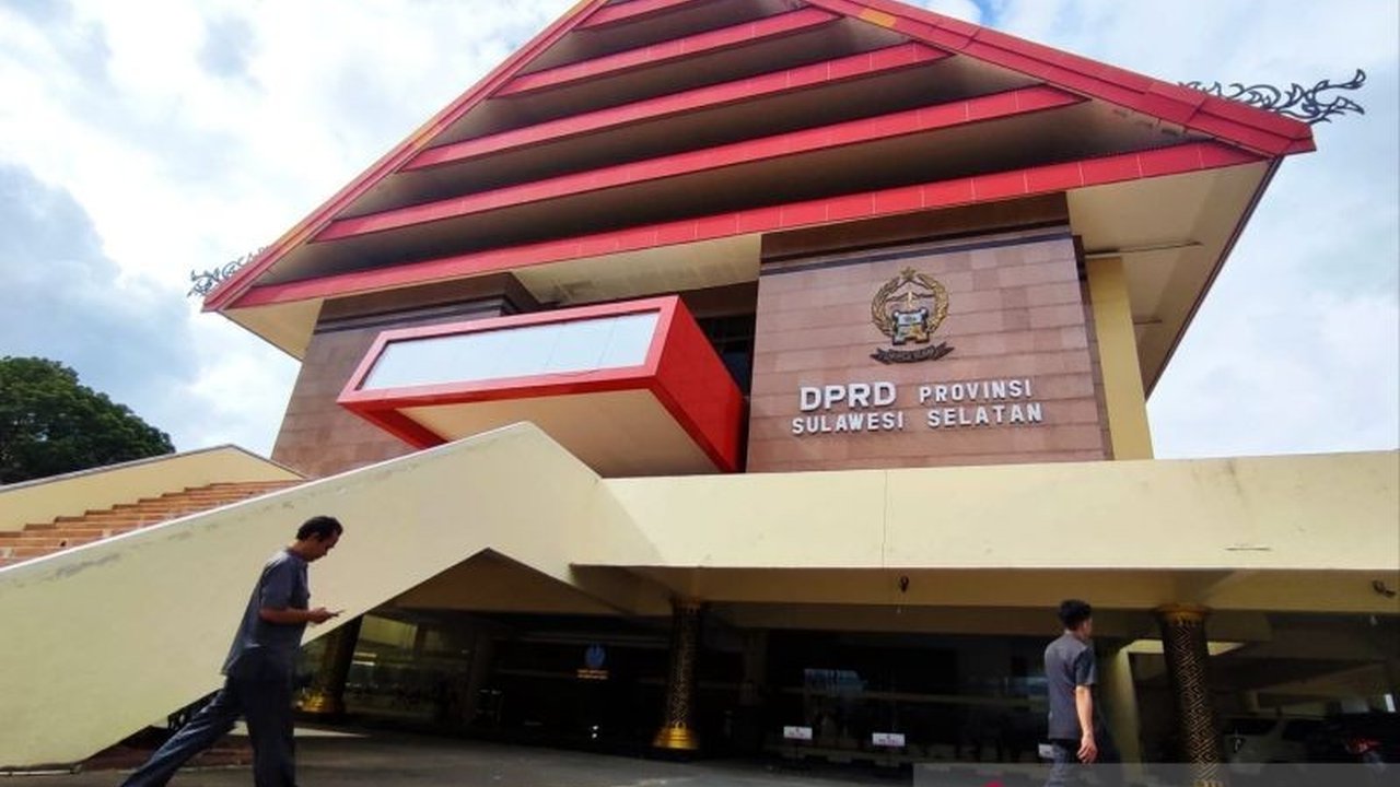 DPRD Sulsel menemukan ratusan siswa SMA di Makassar dan daerah lain tidak terdaftar di PDSS, sehingga terancam gagal mendaftar kuliah lewat jalur SNBP; upaya solusi sedang dilakukan.