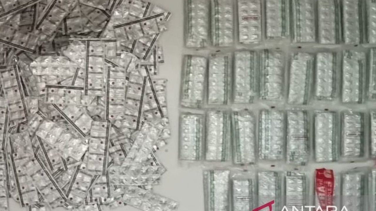 Polres Cianjur meningkatkan patroli dan razia setelah menangkap pengedar obat terlarang dengan barang bukti 11.500 butir obat berbagai jenis, dan tengah memburu bandar besar pemasoknya.