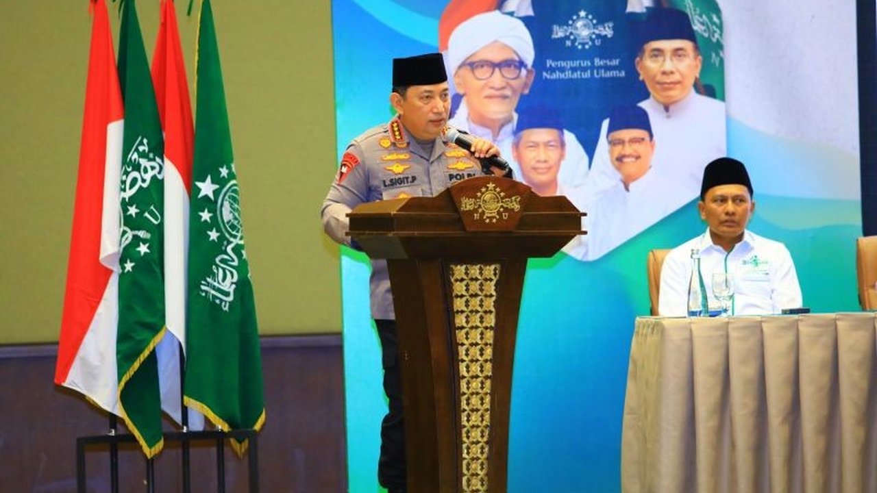 Kapolri Jenderal Listyo Sigit Prabowo menegaskan komitmennya terhadap rekrutmen anggota Polri jalur santri sebagai program prioritas, karena dinilai dapat menghasilkan polisi yang memiliki karakter kuat dan keimanan yang kokoh.