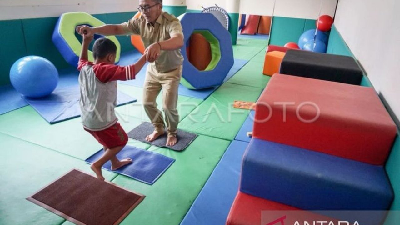 Psikolog Anang Arief Abdillah menekankan pentingnya kejelian orang tua dalam mendeteksi gejala autisme sejak dini pada anak agar penanganan tepat dapat segera dilakukan, mengingat intervensi dini sangat krusial untuk perkembangan anak.