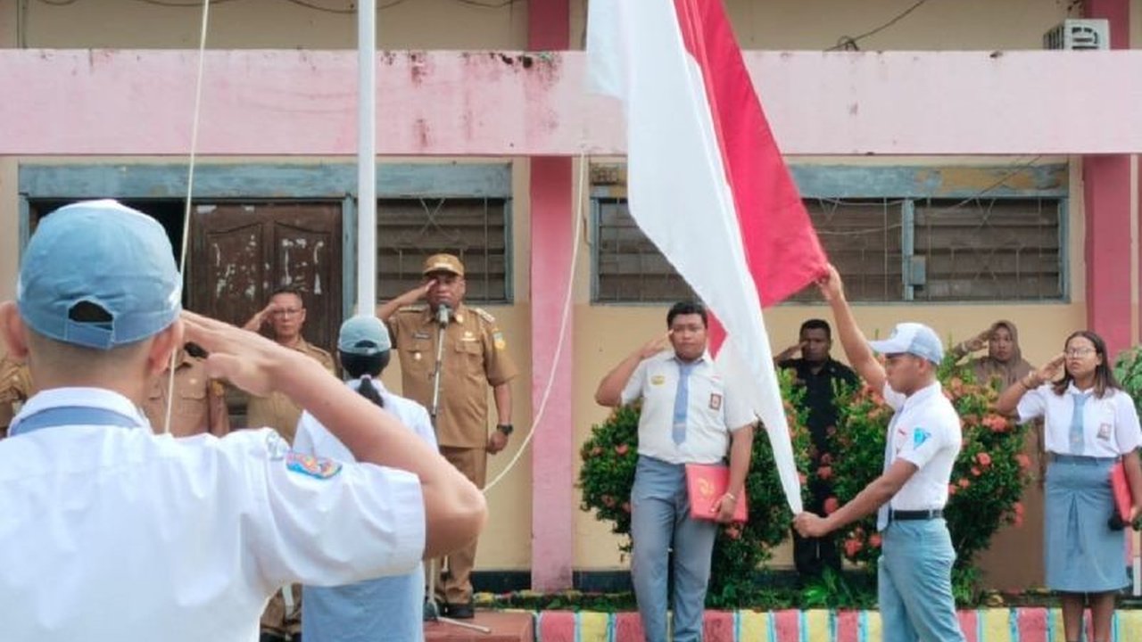Penjabat Wali Kota Jayapura, Christien Sohilat, menekankan kesiapan kerja lulusan SMK, mendorong kebiasaan hidup sehat, dan adaptasi terhadap kebijakan pendidikan terbaru.