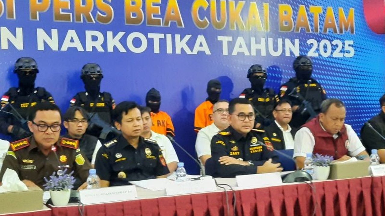 Bea Cukai Batam menggagalkan penyelundupan 2 kg sabu yang dilakukan oleh seorang ibu rumah tangga dan seorang pekerja lepas, keduanya menggunakan modus serupa dengan menyembunyikan narkoba di antara pakaian.