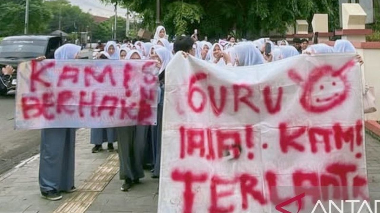 Ratusan siswa SMAN 4 Karawang gagal daftar SNBP karena dugaan kelalaian sekolah dalam pengisian PDSS, memicu aksi protes orang tua dan siswa.