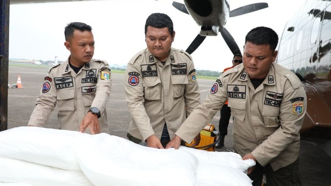 Operasi Modifikasi Cuaca (OMC) di Jakarta sejak 1 Februari 2025 berhasil mengurangi intensitas hujan hingga 38-54 persen, mencegah banjir dan genangan.