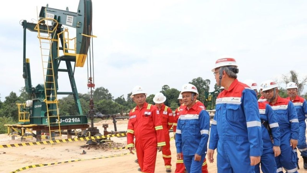Menteri ESDM, Bahlil Lahadalia, meminta Pertamina Hulu Rokan meningkatkan produksi migas untuk menjaga ketahanan energi nasional, dengan mengapresiasi penerapan teknologi EOR di lapangan Duri, Riau.