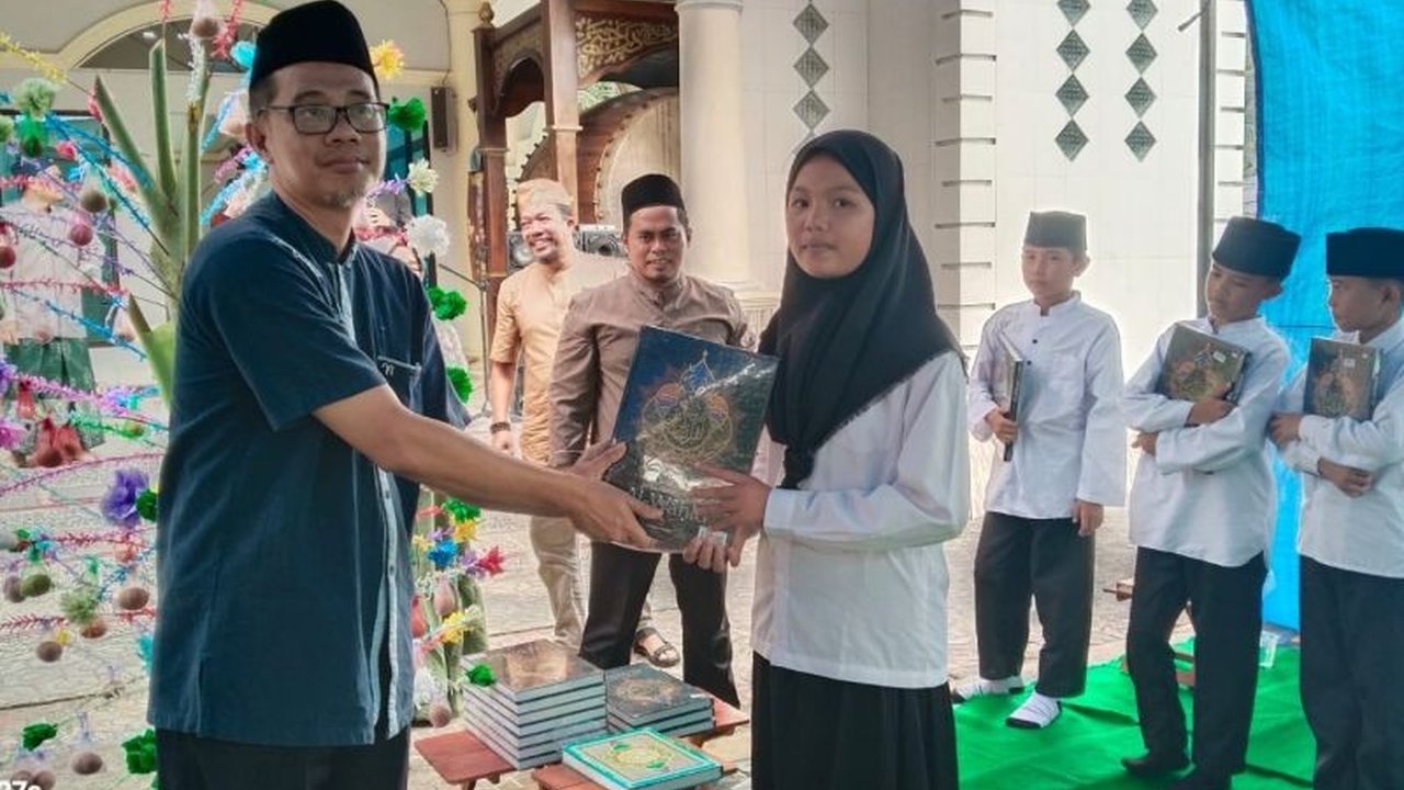 PT Timah Tbk menunjukkan komitmen sosial budaya dengan membantu warga Desa Pusuk, Bangka Barat, menggelar pesta adat ruwah dan khataman Quran, melestarikan tradisi tahunan setempat.