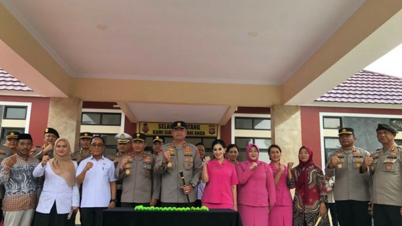 Polda Sulawesi Barat perkuat keamanan di Mamuju Tengah dengan meresmikan Mako Polsek Budong-Budong dan Barak Siaga Batalyon B Pelopor Satuan Brimob, meningkatkan pelayanan dan respon terhadap situasi darurat.