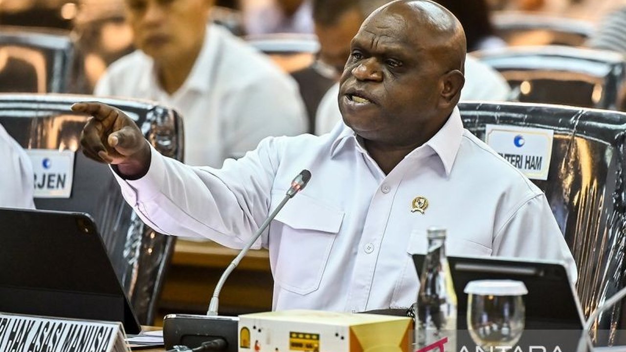 Menteri HAM Natalius Pigai menekankan pentingnya pembangunan proyek strategis nasional (PSN) yang berbasis HAM, dengan fokus pada partisipasi masyarakat, perlindungan budaya lokal, dan penyelesaian konflik tanah.