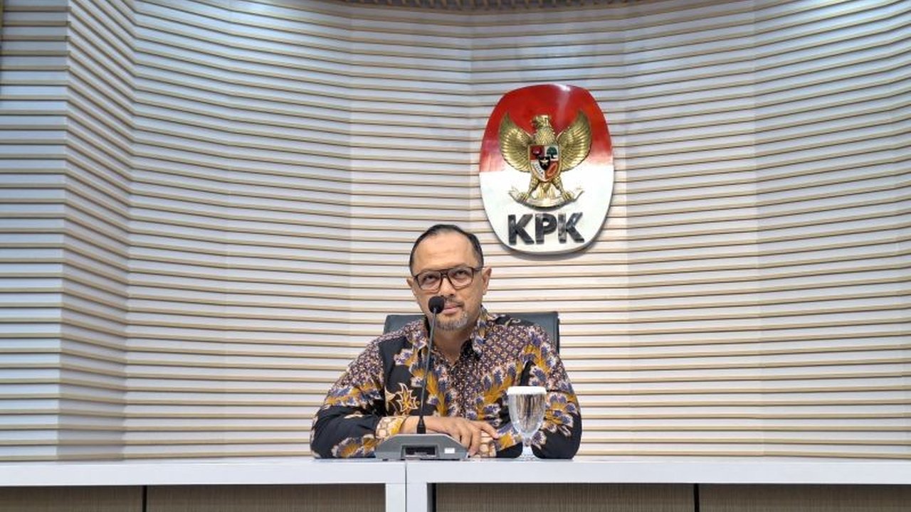 Komisi Pemberantasan Korupsi (KPK) mendalami pungutan dana hibah Pokmas di Jatim, menetapkan 21 tersangka, termasuk anggota DPR RI, terkait kasus suap dan pengembangan dari OTT Sahat Tua Simanjuntak.