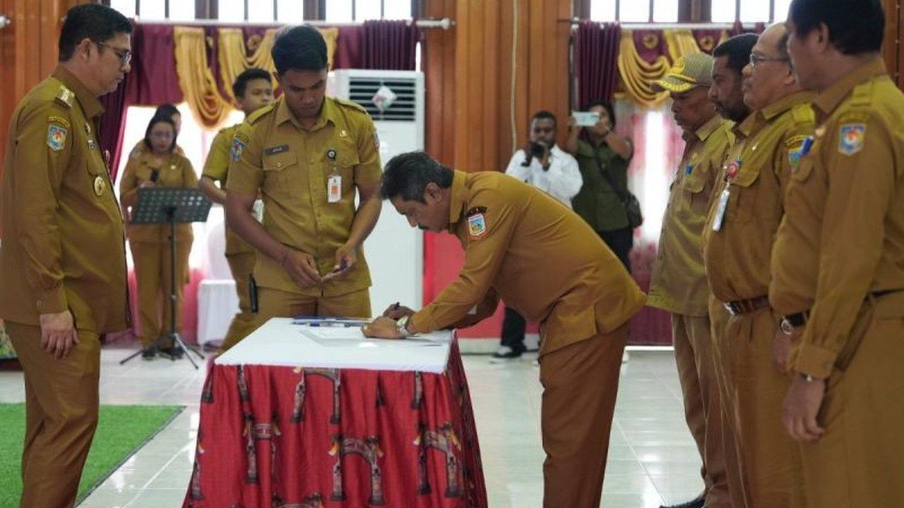 Penjabat Gubernur Papua Tengah, Anwar Harun Damanik, menyerahkan DPA 2025 senilai Rp3,8 triliun kepada OPD setempat, menekankan pentingnya penyesuaian program dengan kebijakan pusat dan prioritas kesejahteraan masyarakat.