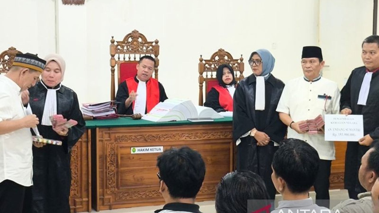 Mantan Kepala Dinas Pertanian Bengkulu Tengah, Endang Sumantri, mengembalikan kerugian negara sebesar Rp153,9 juta terkait kasus korupsi pembangunan Gedung Puskeswan dan Kantor Balai Penyuluhan Pertanian tahun 2022, sementara 10 terdakwa lain menjalani si