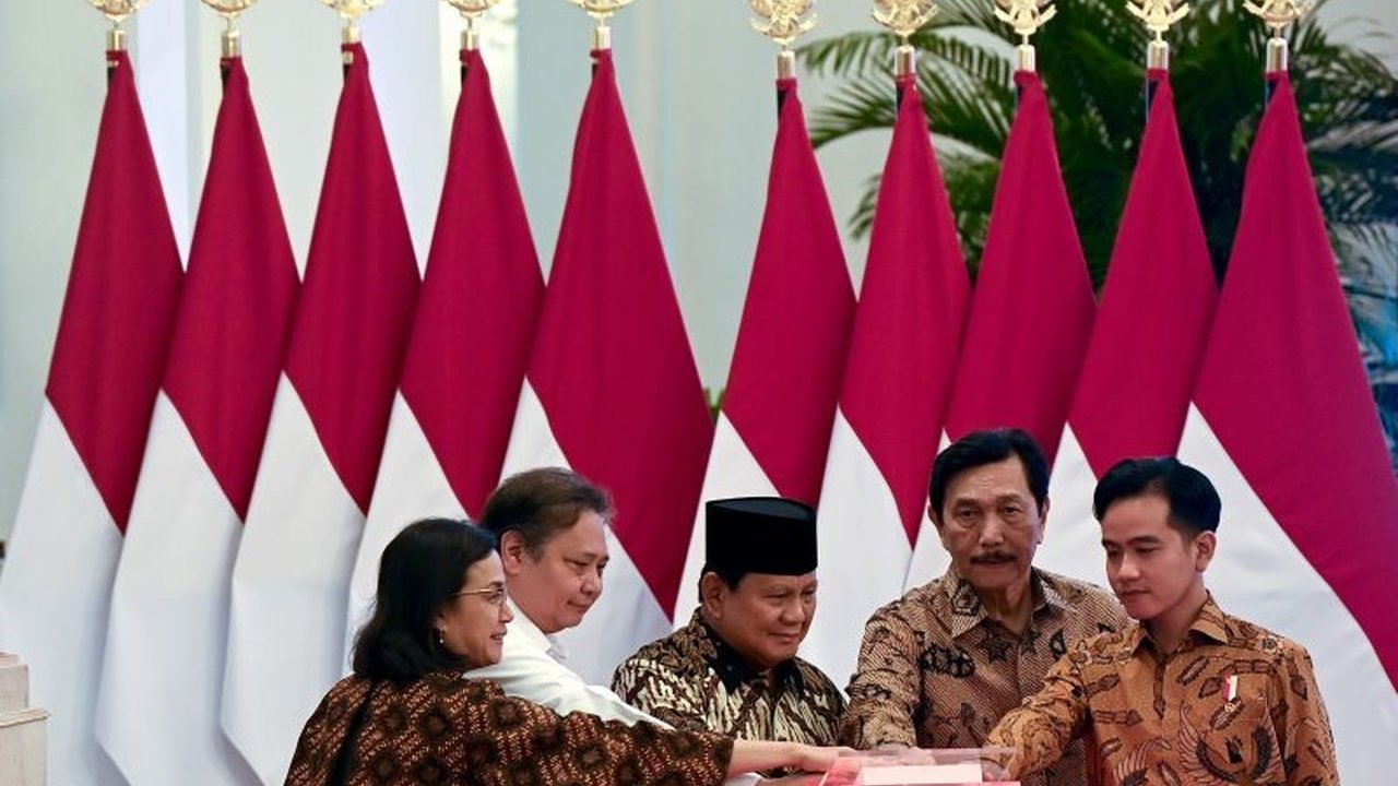 Survei Litbang Kompas menunjukkan tingkat kepuasan publik terhadap kinerja pemerintahan Presiden Prabowo Subianto dan Wakil Presiden Gibran Rakabuming Raka mencapai 80,9 persen, bahkan mencakup mereka yang bukan pemilihnya di Pilpres 2024.